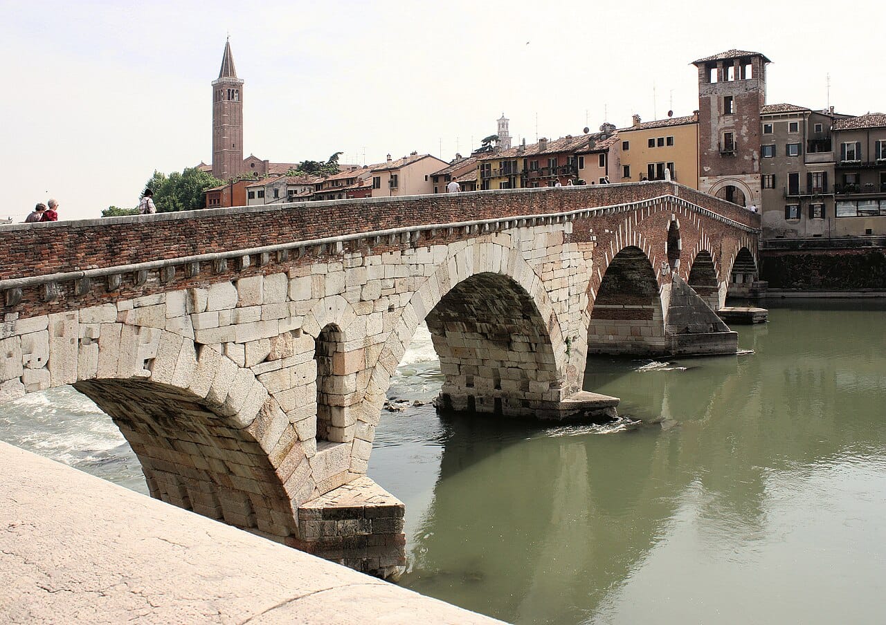 Ponte Pietra a Verona, con gli archi in pietra sull’Adige
